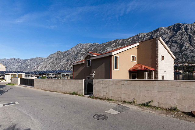 A luxurious three-story villa on the first sea line in  Kotor — photo 66